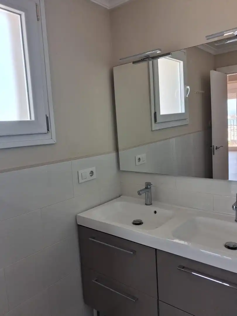 Baño de Piso de alquiler en Cádiz con Aire acondicionado y Balcón