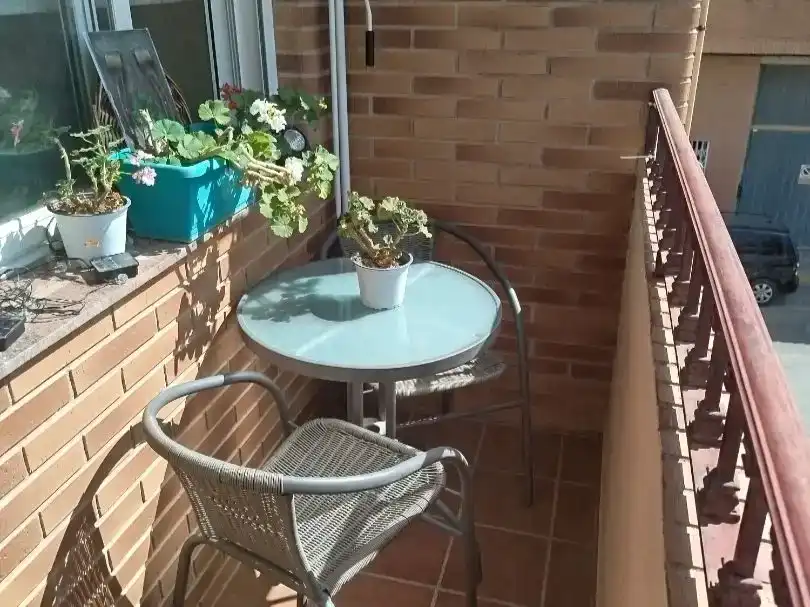 Terrassa de Pis per a compartir en La Pobla de Vallbona amb Parquet, Moblat i Balcó