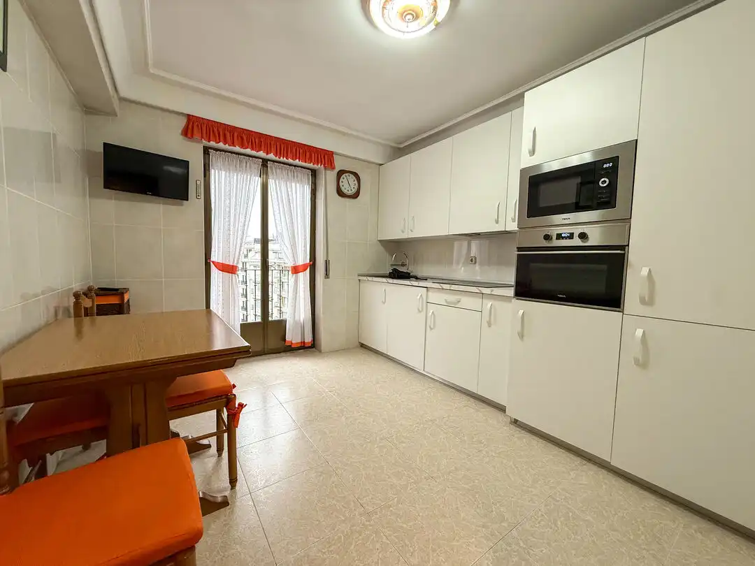 Kitchen of Flat for rent in Donostia - San Sebastián   with Oven, Washing machine and Microwave