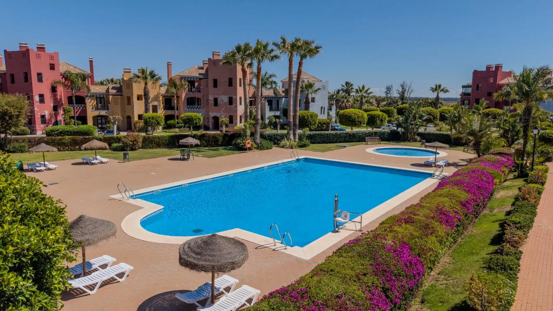 Piscina de Casa adosada en venta en Ayamonte con Aire acondicionado, Calefacción y Jardín privado