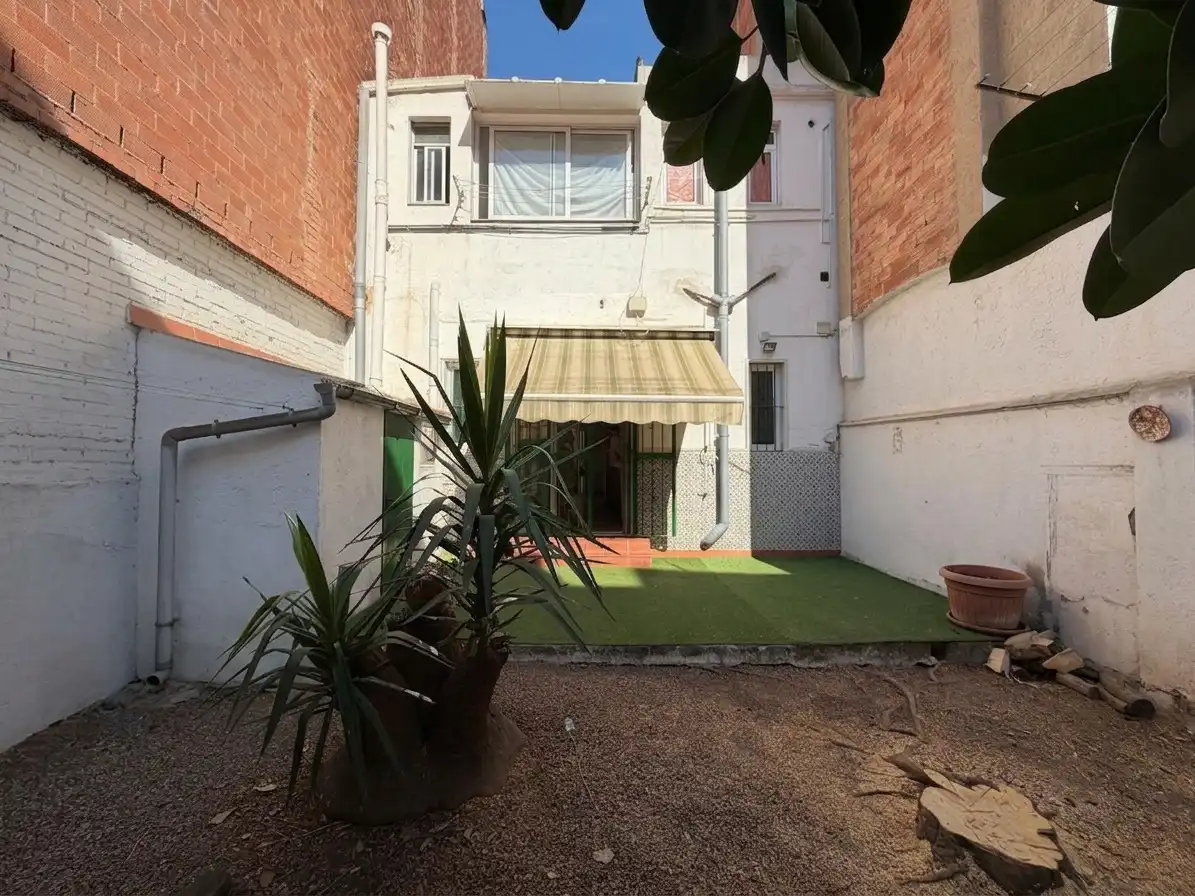 Vista exterior de Casa adosada en venda en Barcelona amb Calefacció i Jardí privat