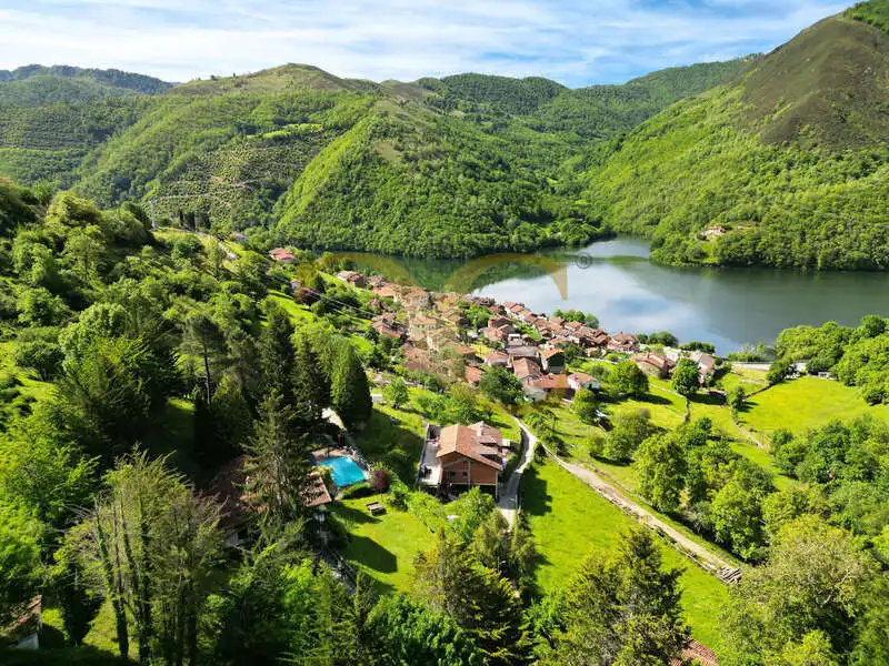 Vista exterior de Casa o chalet en venta en Caso con Calefacción, Jardín privado y Terraza