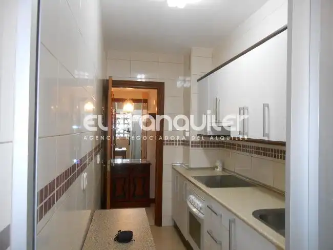 Cuina de Pis de lloguer en Madrid amb Terrassa, Moblat i Rentadora