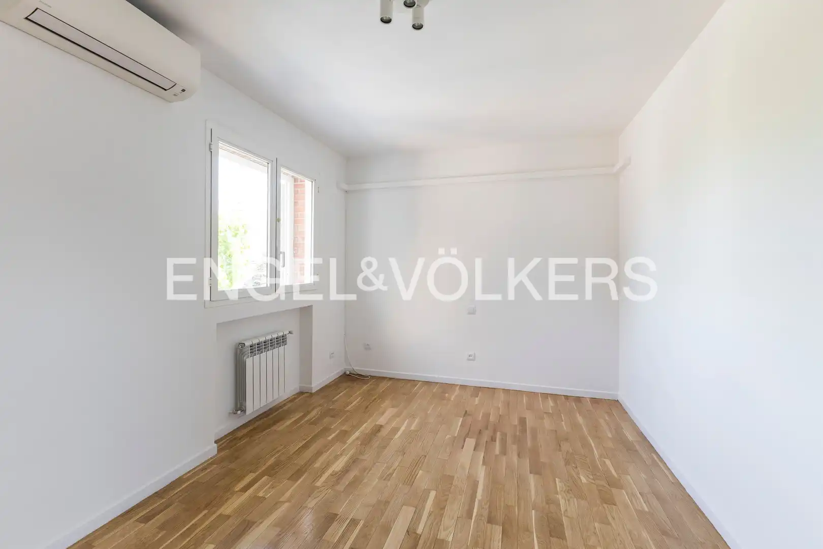 Habitación de Casa o chalet de alquiler en Madrid con Calefacción, Jardín privado y Terraza