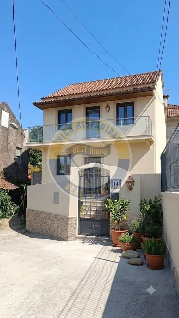 Vista exterior de Casa o xalet en venda en Vigo  amb Calefacció, Jardí privat i Balcó