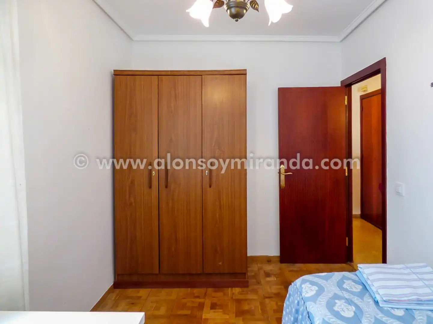 Schlafzimmer von Wohnung zur Miete in Oviedo  mit Heizung, Parkett und Möbliert