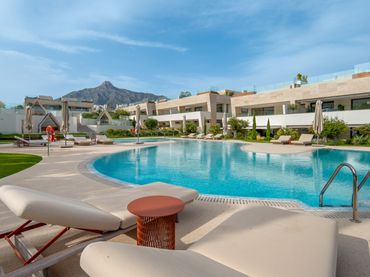 Baixos amb piscina en venda a Milla de Oro