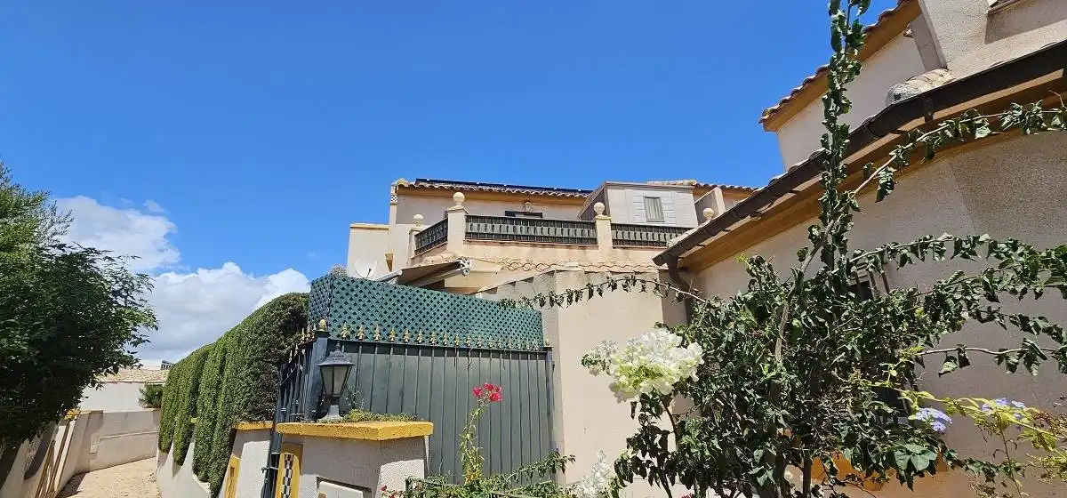 Vista exterior de Casa o xalet en venda en Orihuela amb Aire condicionat, Calefacció i Terrassa
