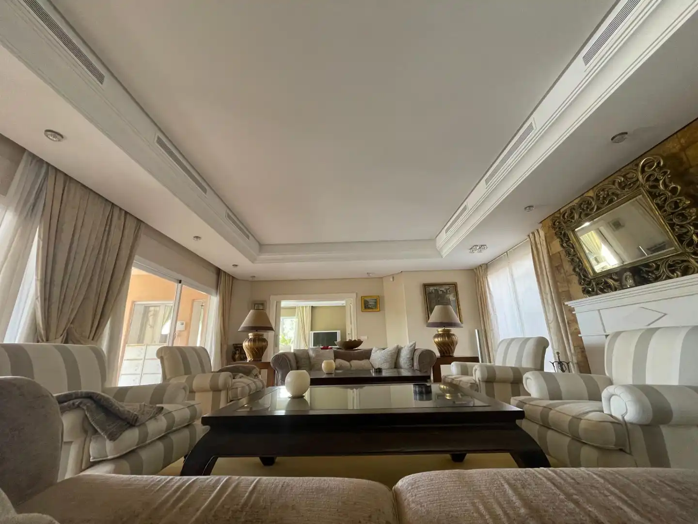 Sala d'estar de Casa o xalet en venda en Estepona amb Aire condicionat, Terrassa i Traster