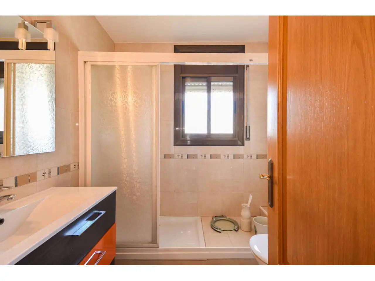 Baño de Casa o chalet en venta en Santa Perpètua de Mogoda con Aire acondicionado, Calefacción y Jardín privado