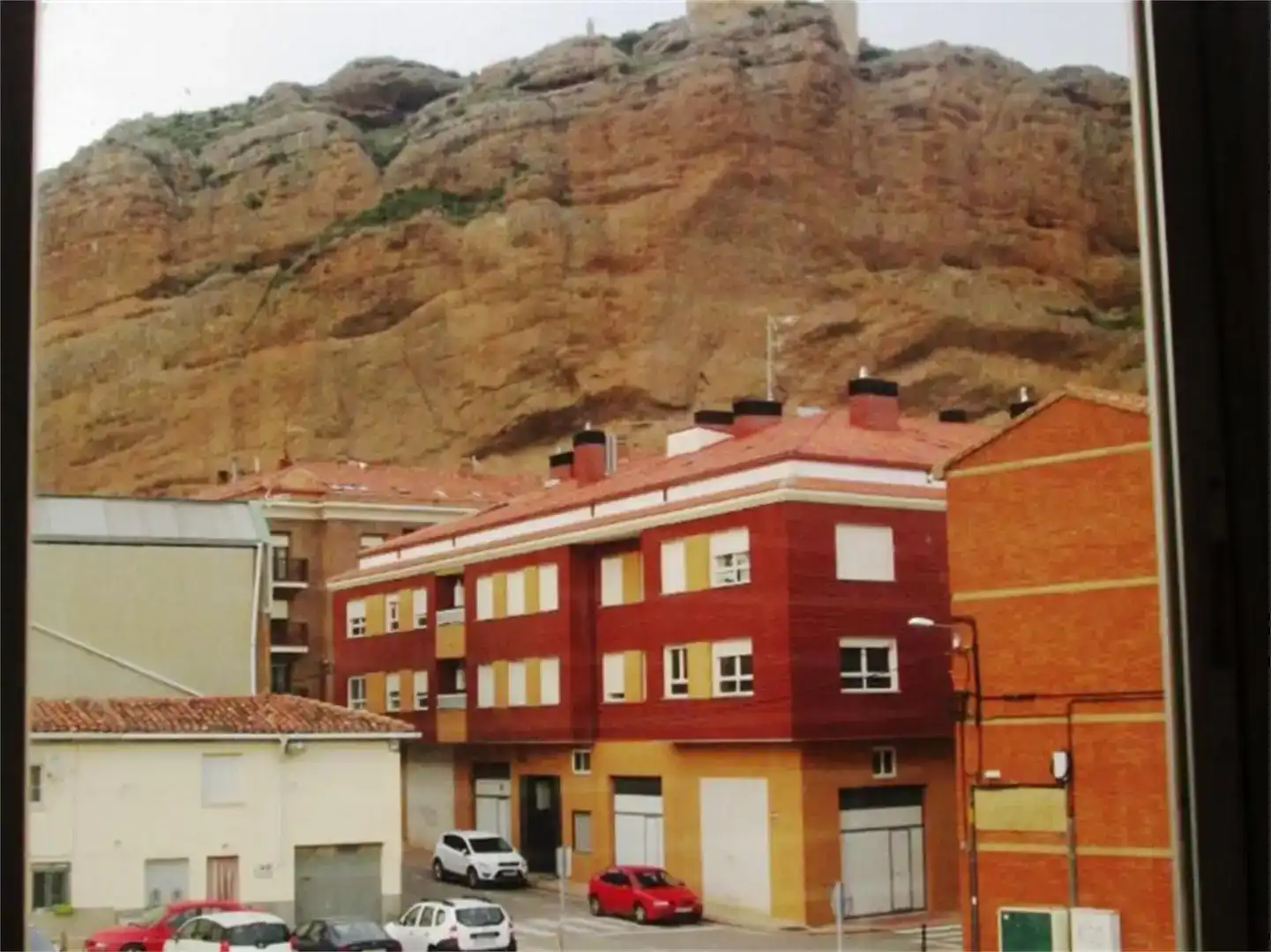 Vista exterior de Pis en venda en Quel amb Traster, Moblat i Balcó
