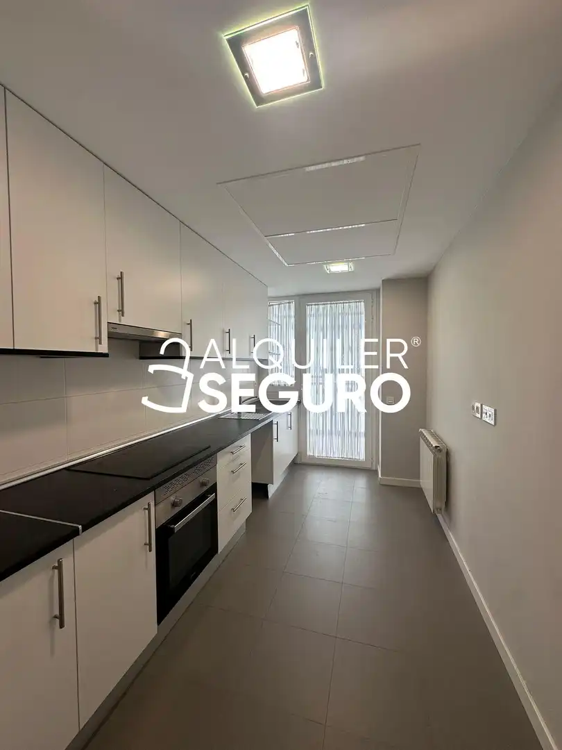 Cocina de Piso de alquiler en Madrid con Calefacción, Terraza y Trastero