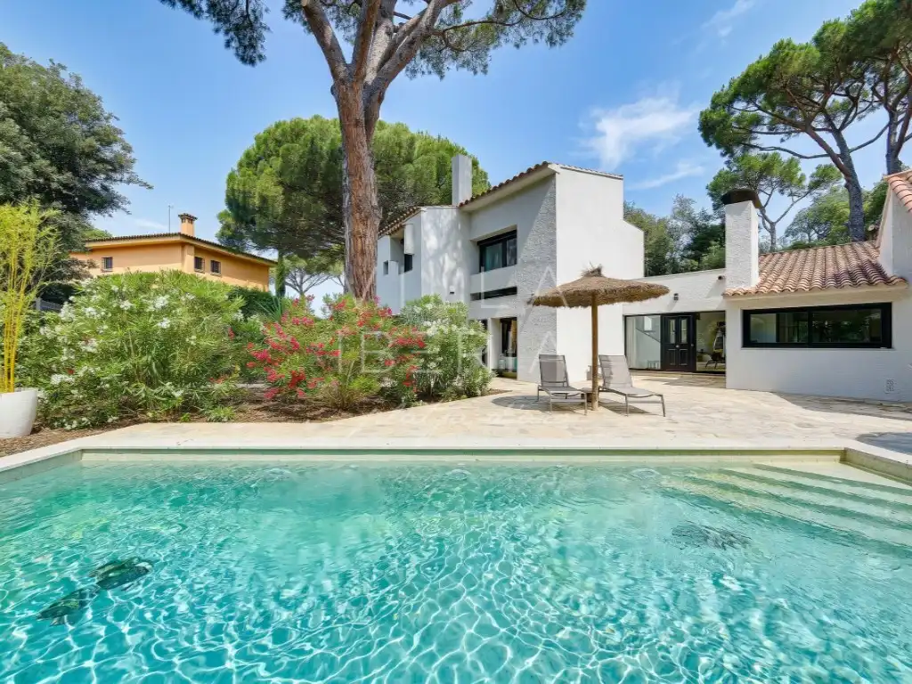 Außenansicht von Haus oder Chalet zum Verkauf in Santa Cristina d'Aro mit Klimaanlage, Heizung und Privatgarten