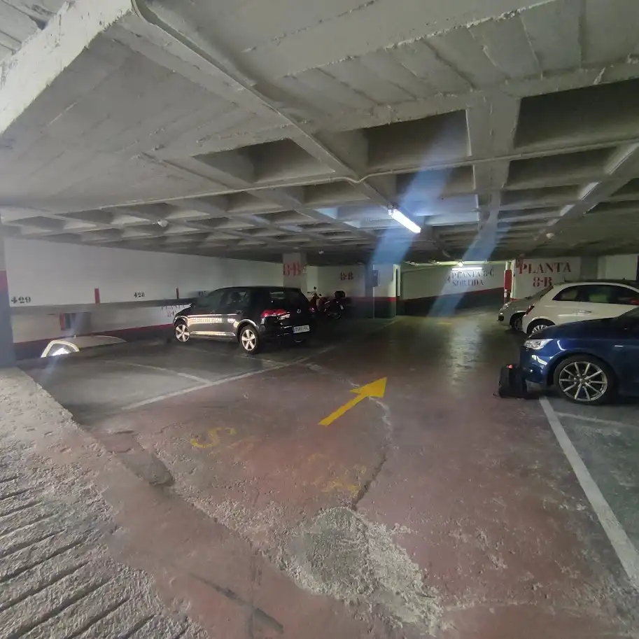 Aparcament de Garatge en venda en Barcelona amb Alarma