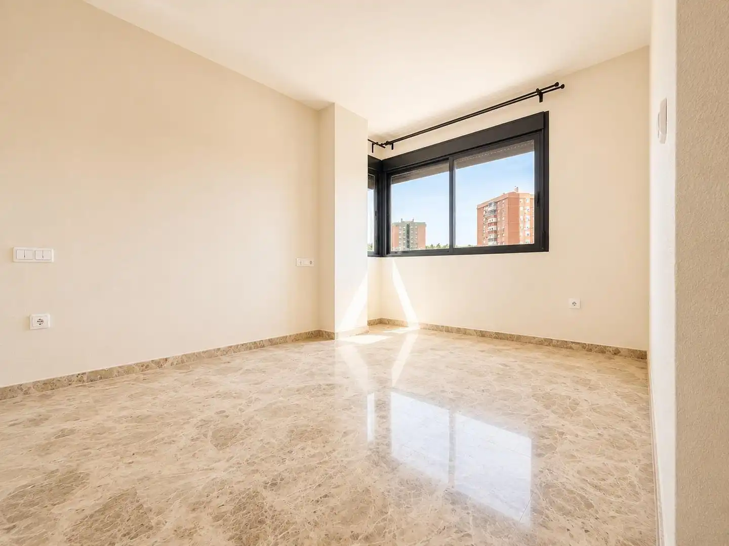 Habitación de Piso en venta en Málaga con Terraza, Trastero y Piscina comunitaria