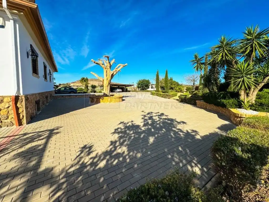 Vista exterior de Casa o xalet en venda en Orihuela amb Aire condicionat, Jardí privat i Traster