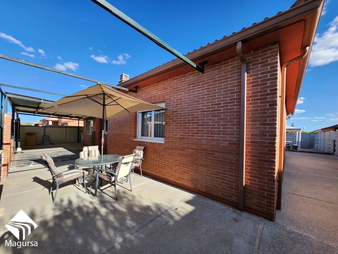 Terrassa de Casa o xalet en venda en Galápagos amb Calefacció, Jardí privat i Piscina