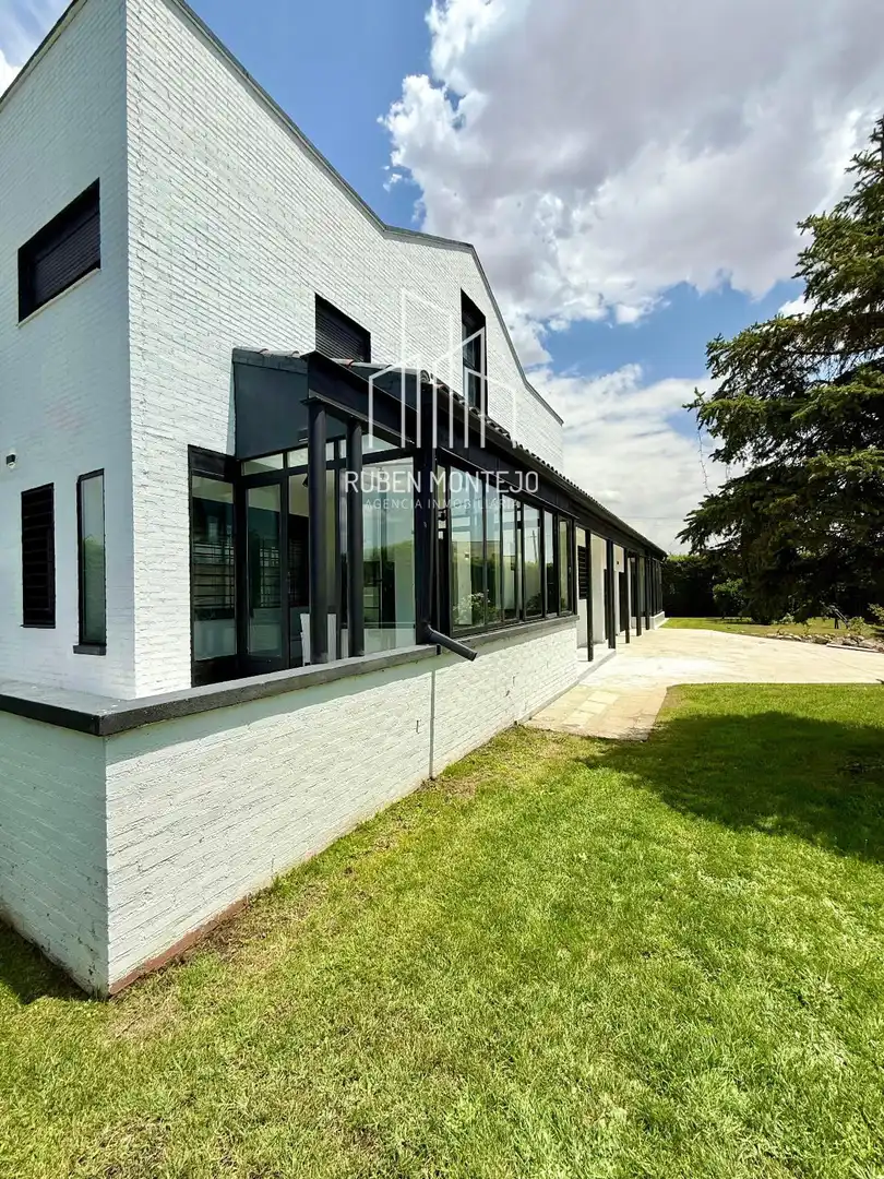 Vista exterior de Casa o xalet en venda en Carbajosa de la Sagrada amb Calefacció, Jardí privat i Piscina