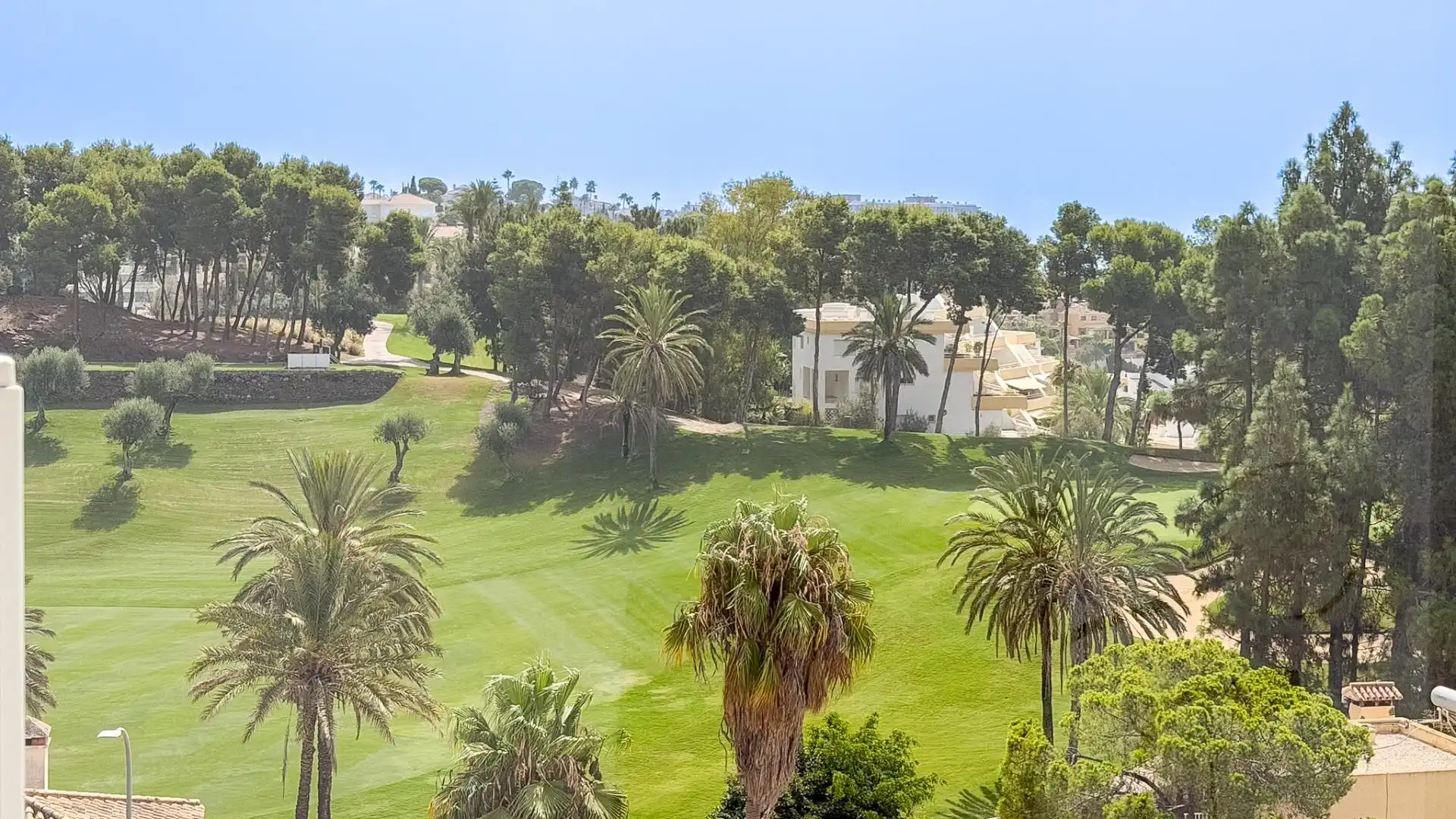 Vista exterior de Casa adosada en venda en Benalmádena amb Aire condicionat, Calefacció i Jardí privat