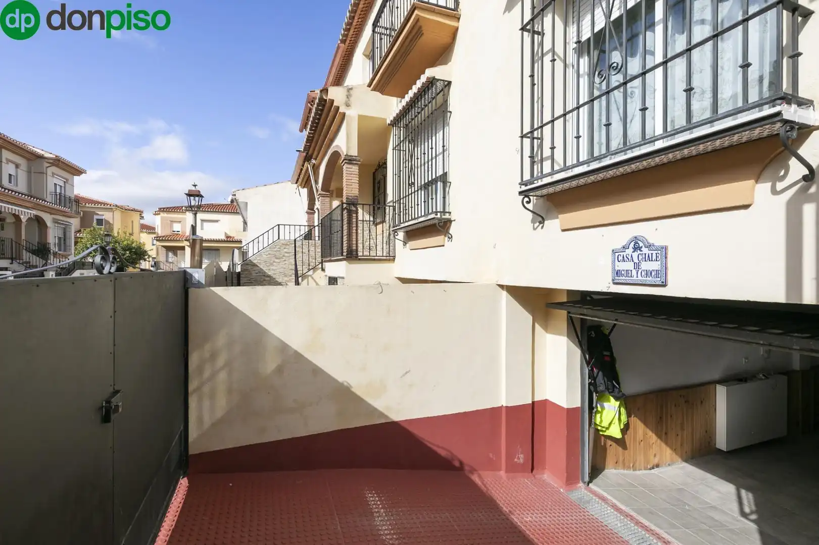 Vista exterior de Casa adosada en venta en Vegas del Genil con Terraza y Piscina comunitaria
