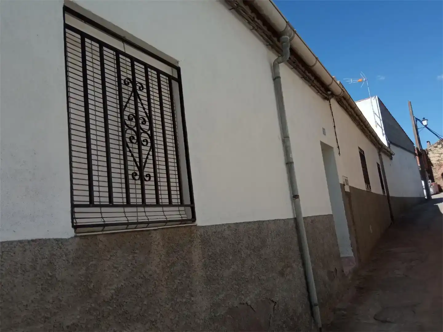 Vista exterior de Casa adosada en venda en Fresnedoso de Ibor amb Rentadora, Microones i TV