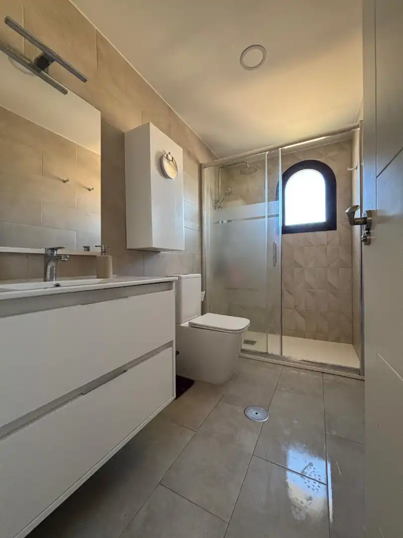 Baño de Piso en venta en Sanlúcar de Barrameda con Aire acondicionado, Jardín privado y Amueblado