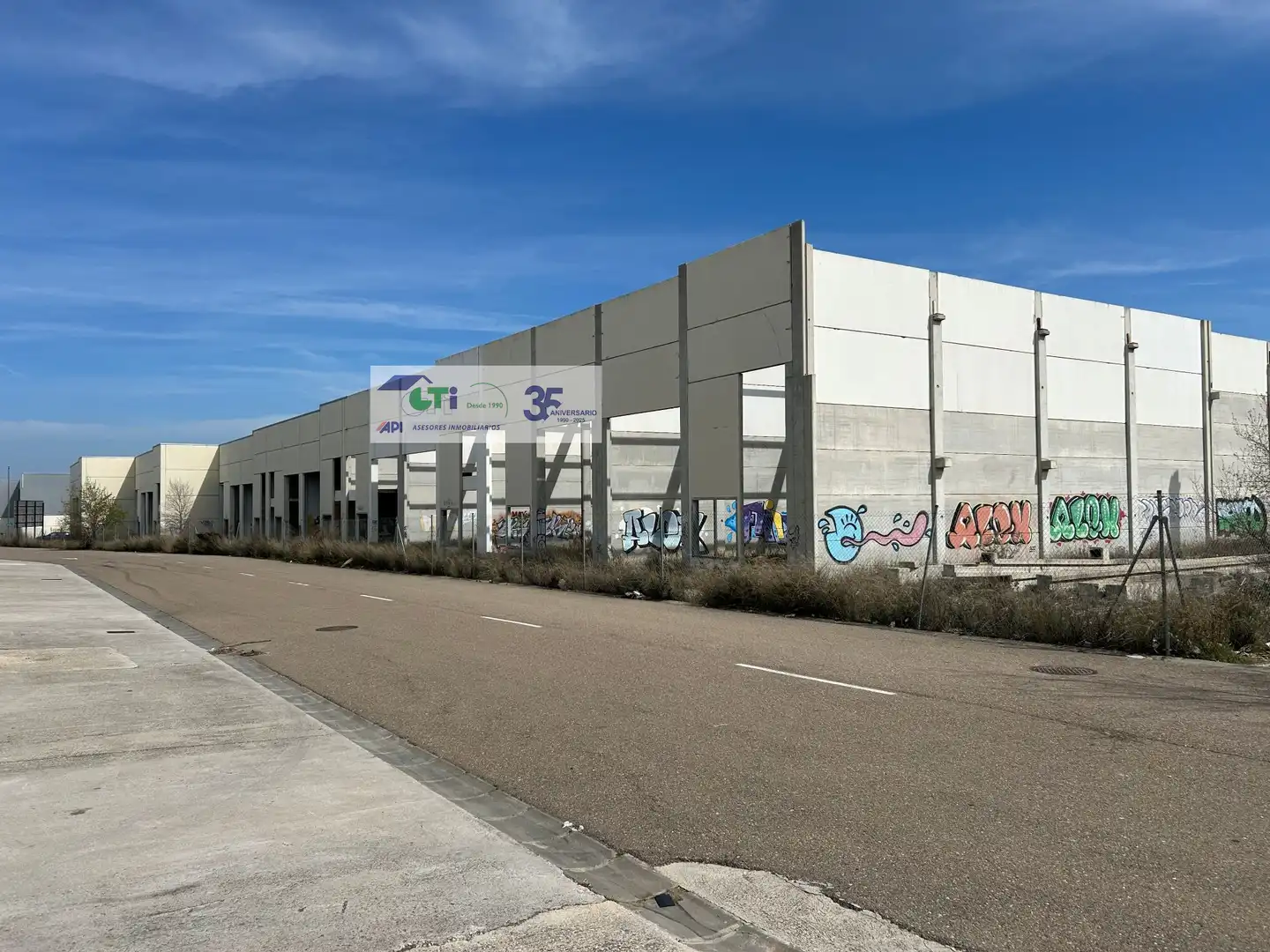 Außenansicht von Fabrikhallen zum Verkauf in Zaragoza
