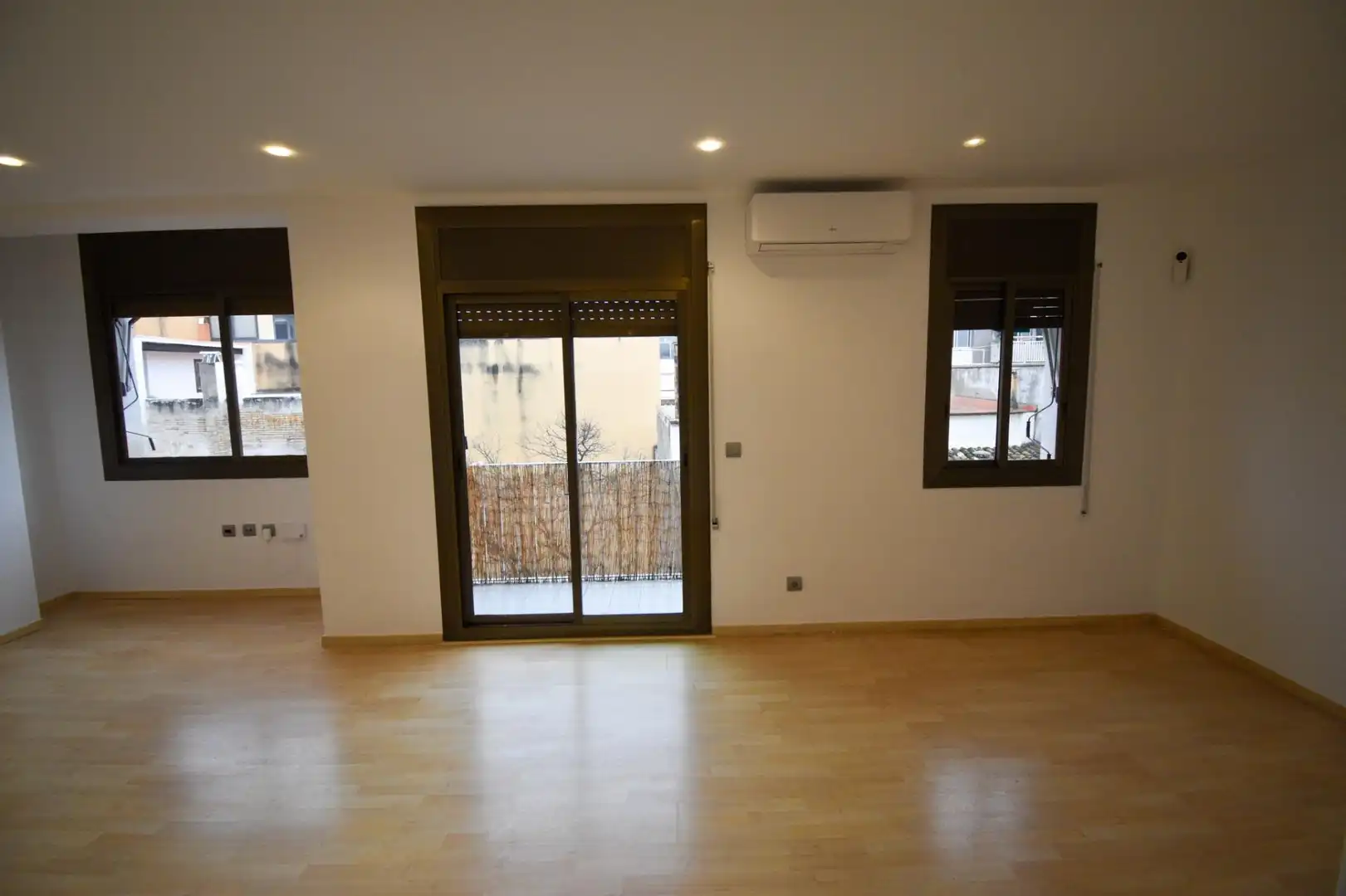 Sala de estar de Piso en venta en Vilanova i la Geltrú con Aire acondicionado, Calefacción y Parquet