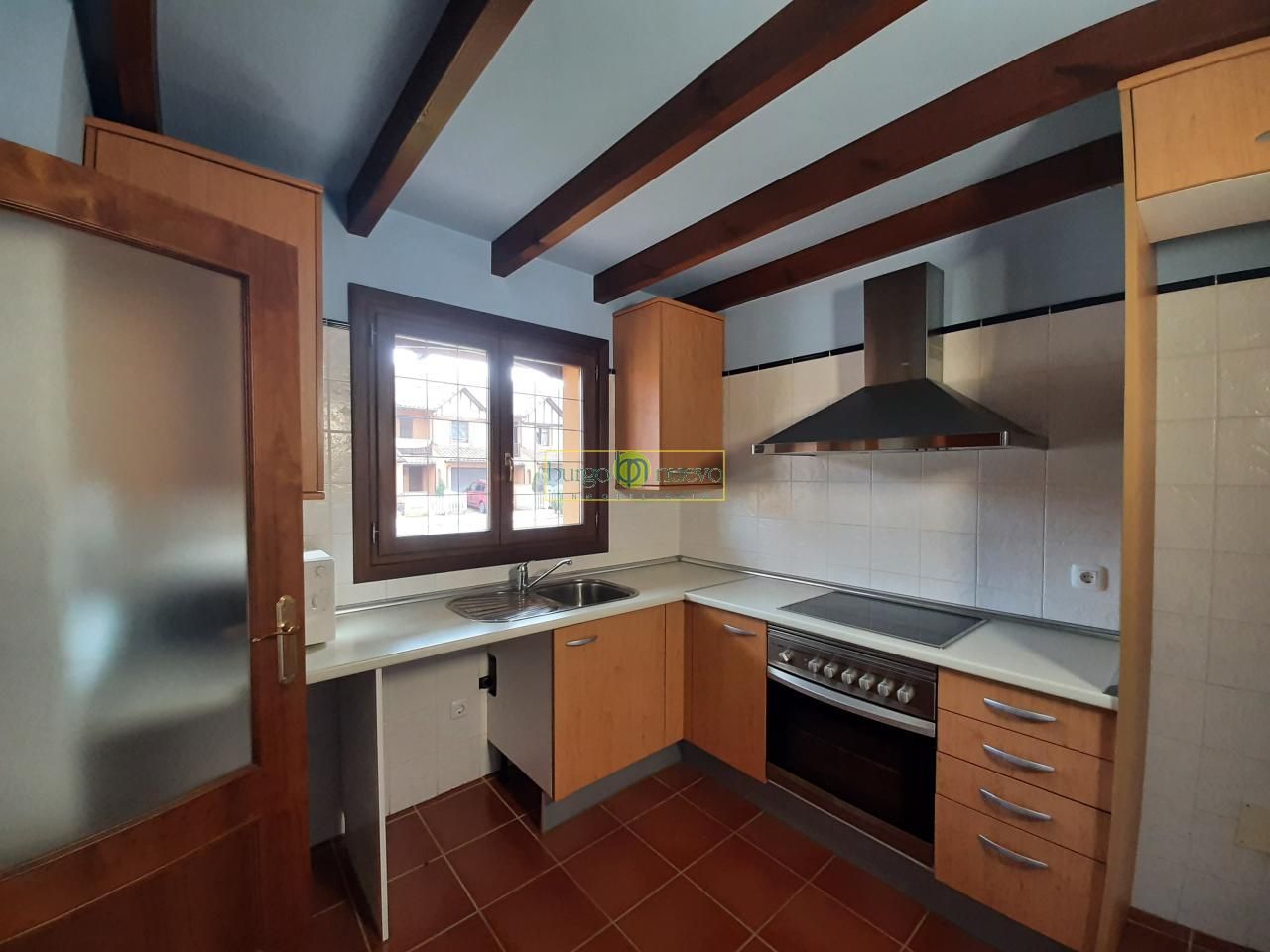Cuina de Casa o xalet en venda en Valverde de la Virgen amb Calefacció, Jardí privat i Parquet