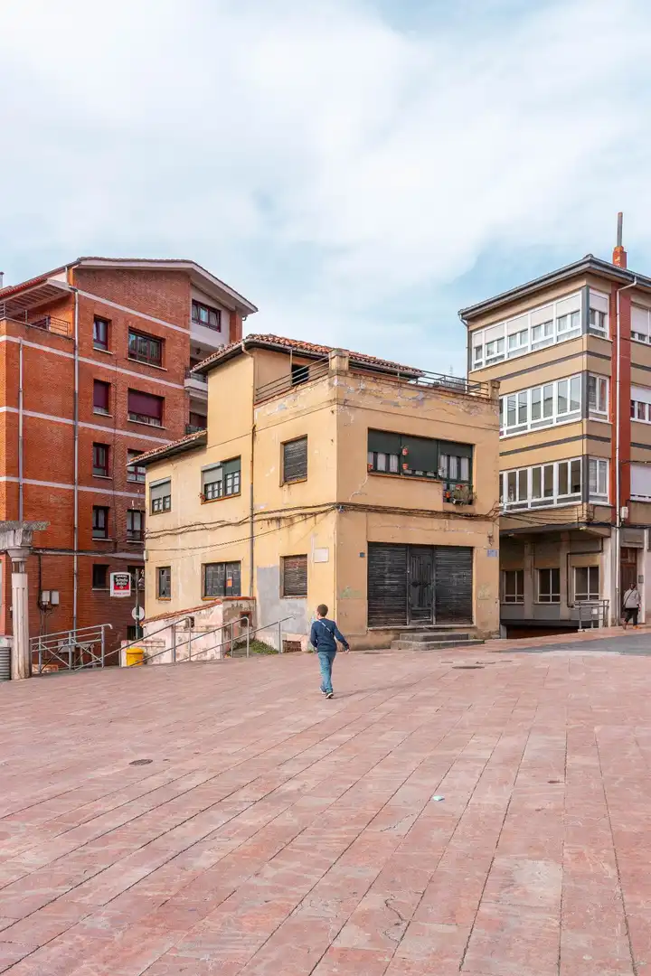 Vista exterior de Edifici en venda en Aller