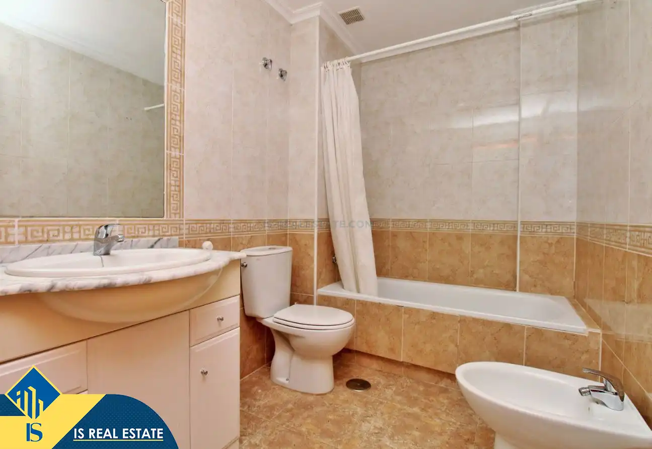 Badezimmer von Wohnungen zum Verkauf in Orihuela mit Klimaanlage, Heizung und Terrasse