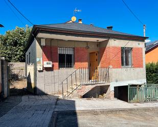 Vista exterior de Casa o xalet en venda en Ponferrada amb Calefacció, Jardí privat i Terrassa