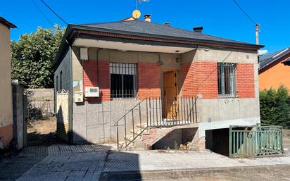 Vista exterior de Casa o xalet en venda en Ponferrada amb Calefacció, Jardí privat i Terrassa