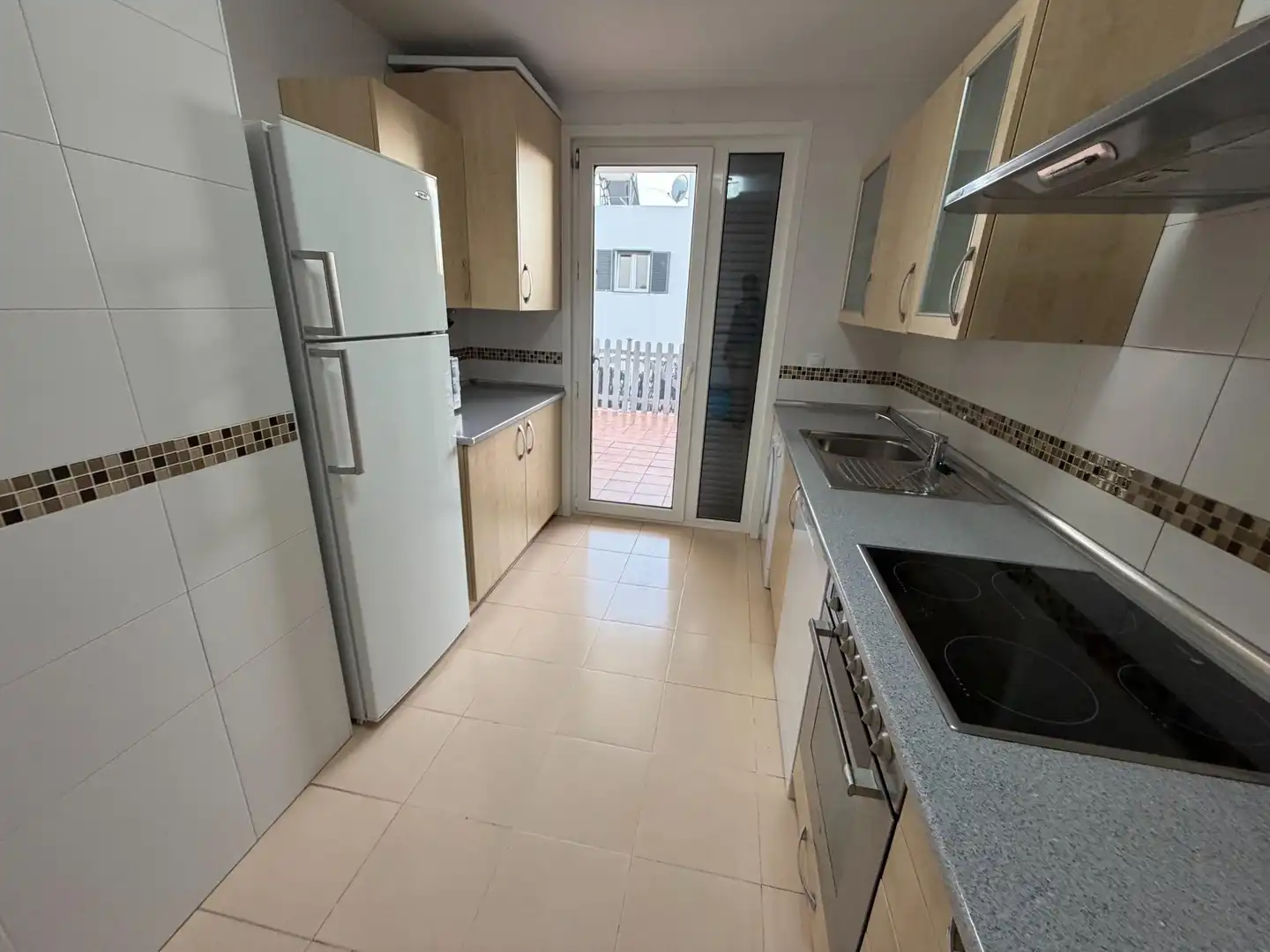 Cuina de Casa adosada en venda en Conil de la Frontera amb Terrassa, Traster i Piscina comunitària