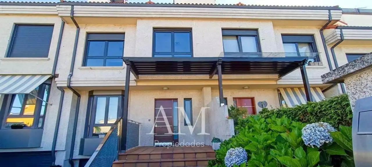 Vista exterior de Casa o xalet en venda en Vigo  amb Calefacció, Jardí privat i Terrassa