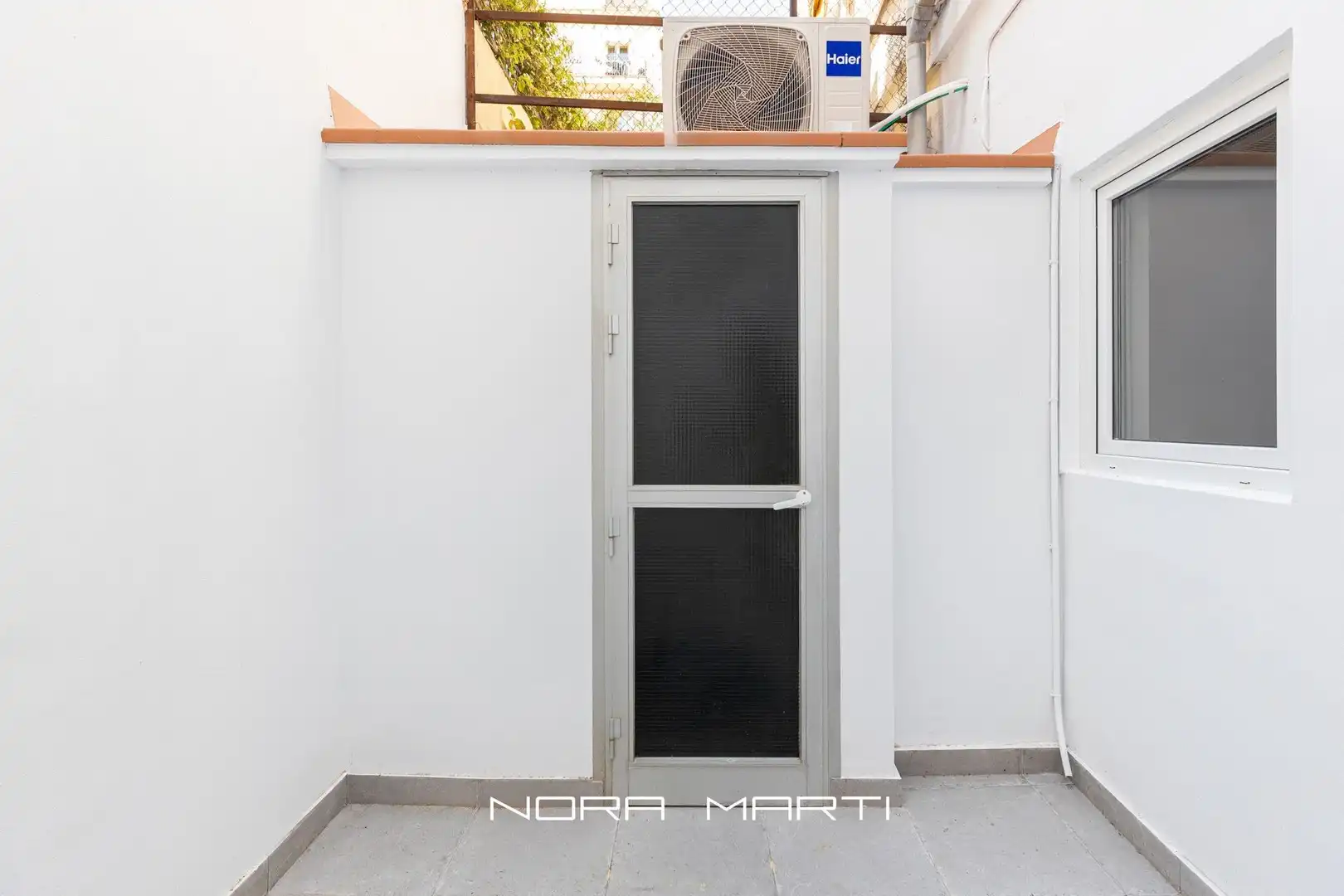 Balcony of Ground floor for sale in Barcelona  with Air Conditioner and Alarm