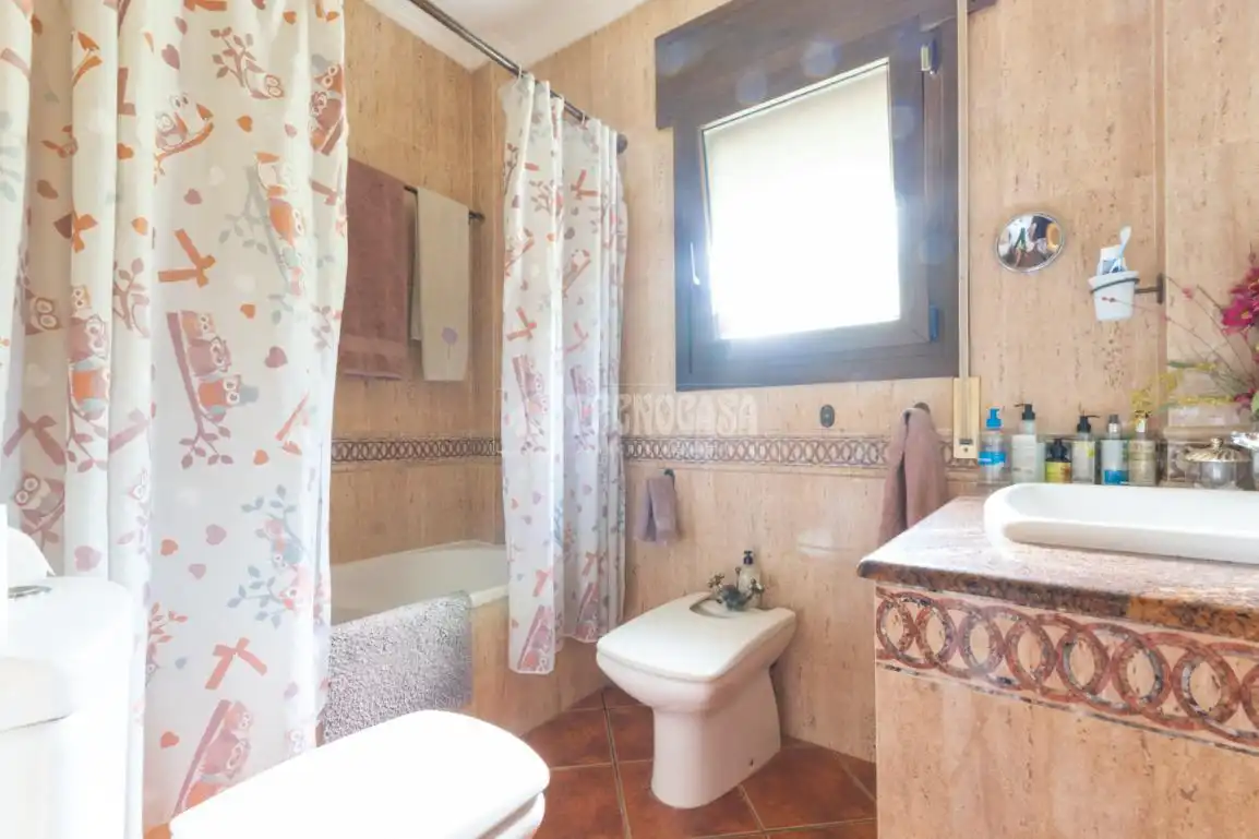 Bany de Casa o xalet en venda en Alhaurín de la Torre amb Aire condicionat i Piscina
