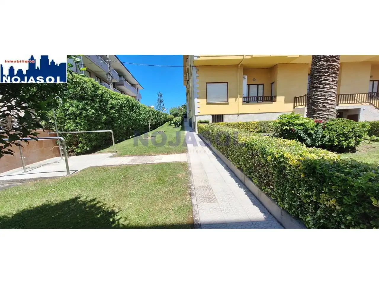 Vista exterior de Apartamento en venta en Noja con Terraza, Amueblado y Balcón