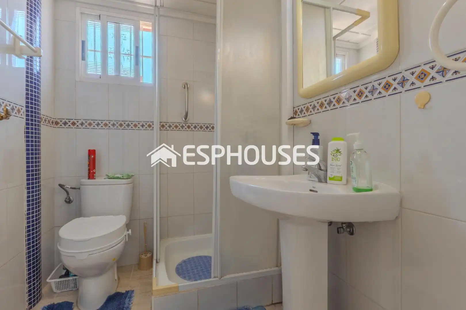 Bathroom of Attic for sale in Guardamar del Segura  with Air Conditioner, Terrace and Storage room