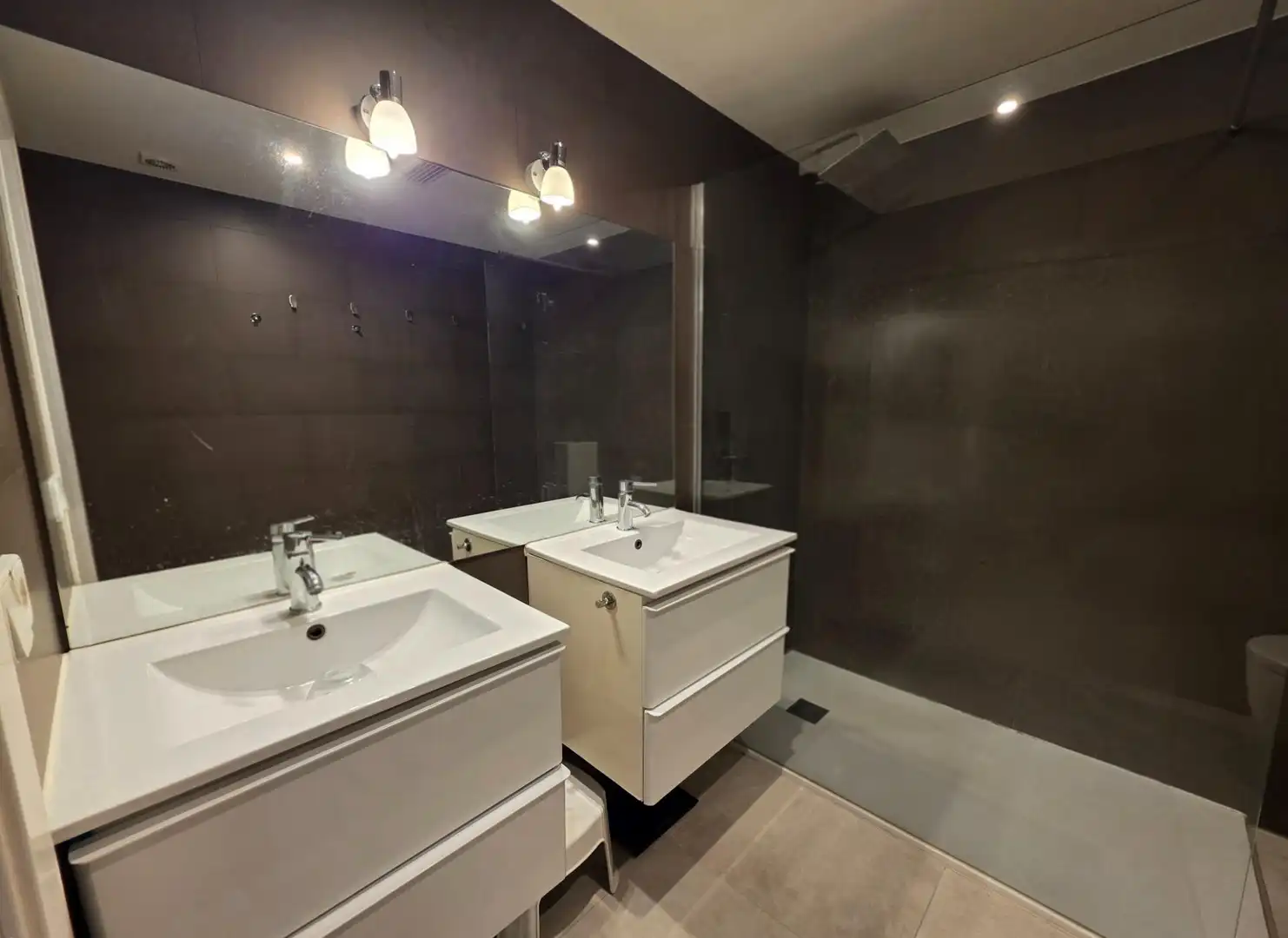 Badezimmer von Erdgeschoss zum Verkauf in Barcelona mit Parkett