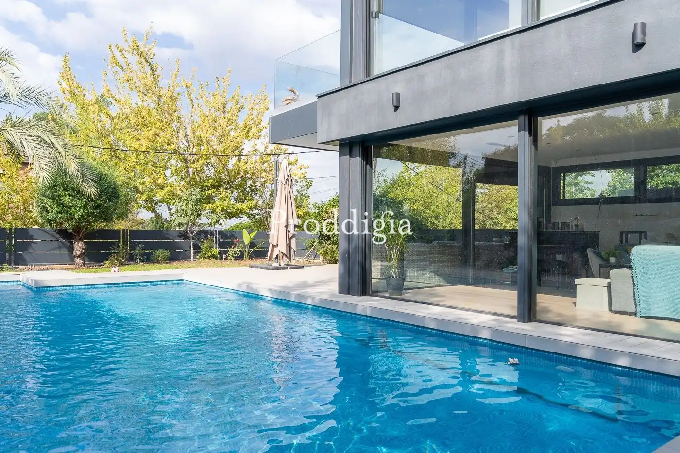 Swimming pool of Houses for sale in Sant Cugat del Vallès  with Air Conditioner, Heating and Storage room