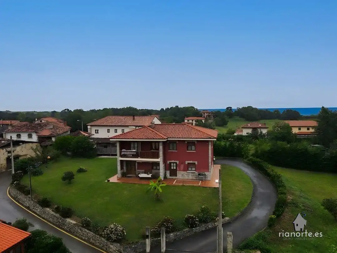 Vista exterior de Casa o xalet en venda en Llanes amb Calefacció, Jardí privat i Terrassa