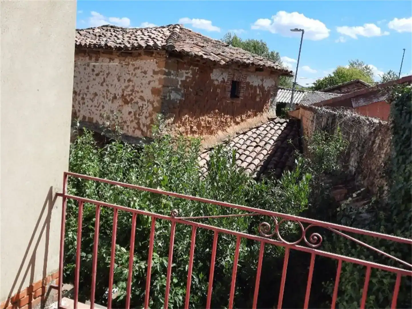 Vista exterior de Casa adosada en venda en La Ercina  amb Jardí privat i Moblat