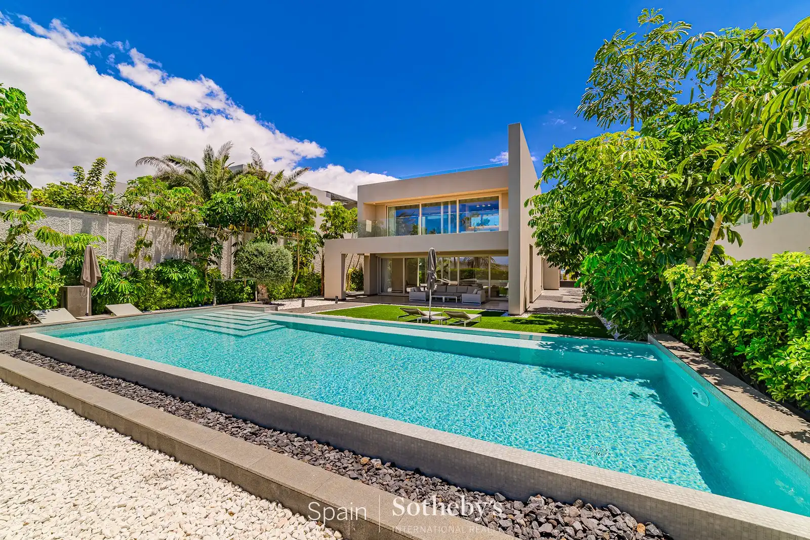 Casa con piscina en venta en Calle Tajore