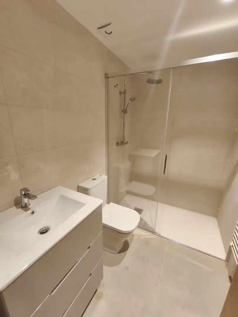 Badezimmer von Wohnung zum Verkauf in Ourense Capital  mit Heizung, Parkett und Ofen