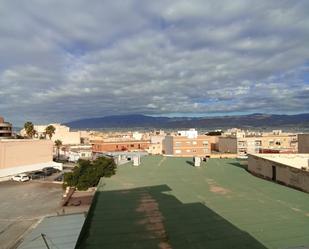 Vista exterior de Àtic en venda en Roquetas de Mar amb Terrassa i Balcó