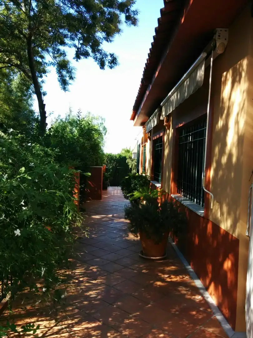 Vista exterior de Casa o xalet en venda en Alcalá de Guadaira amb Aire condicionat, Calefacció i Jardí privat
