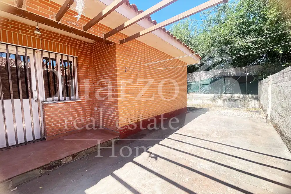 Vista exterior de Casa adosada en venda en La Mata amb Jardí privat