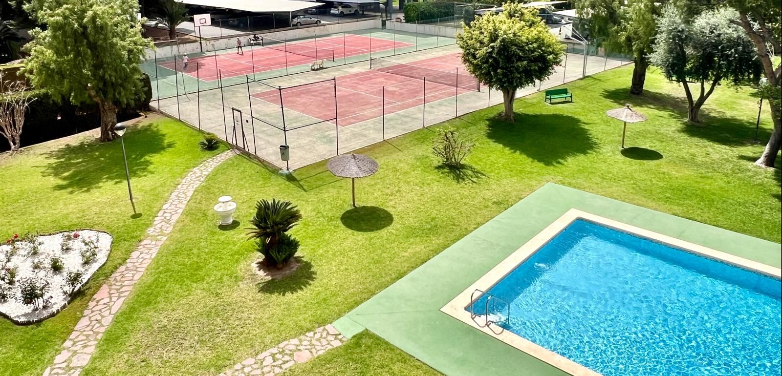 Piscina de Piso en venta en Alicante / Alacant con Jardín privado, Terraza y Amueblado