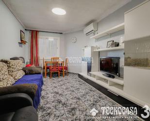 Sala de estar de Piso en venta en Santa Coloma de Gramenet con Aire acondicionado y Amueblado